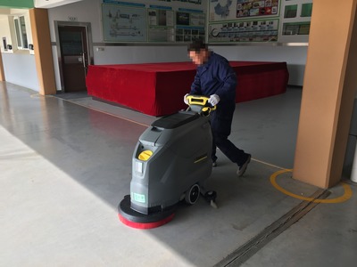 電動(dòng)洗地機(jī)行業(yè)專家教你選刷盤 洗掃一體機(jī)